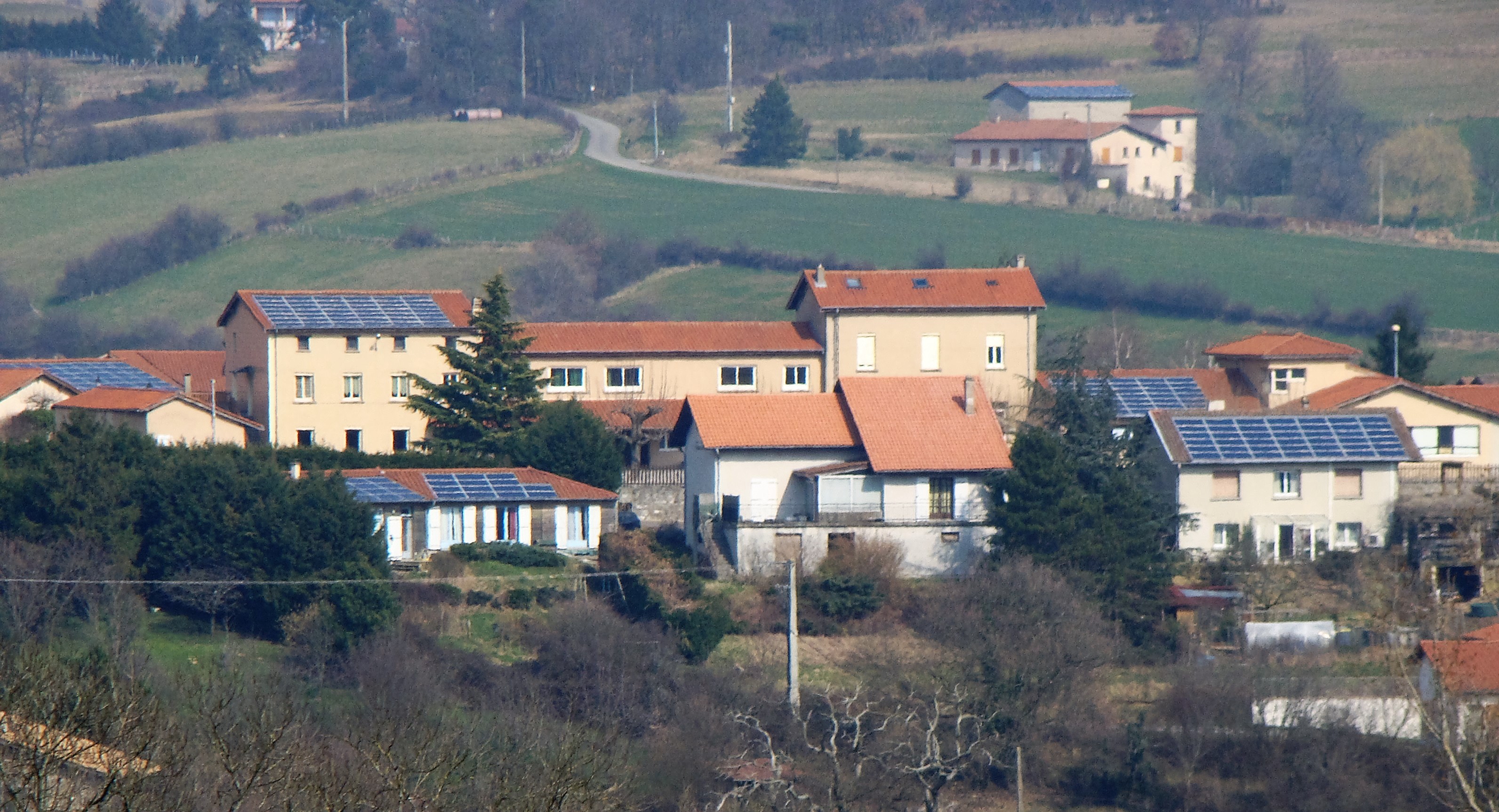 Vue du village et de quelques toitures photovoltaiques