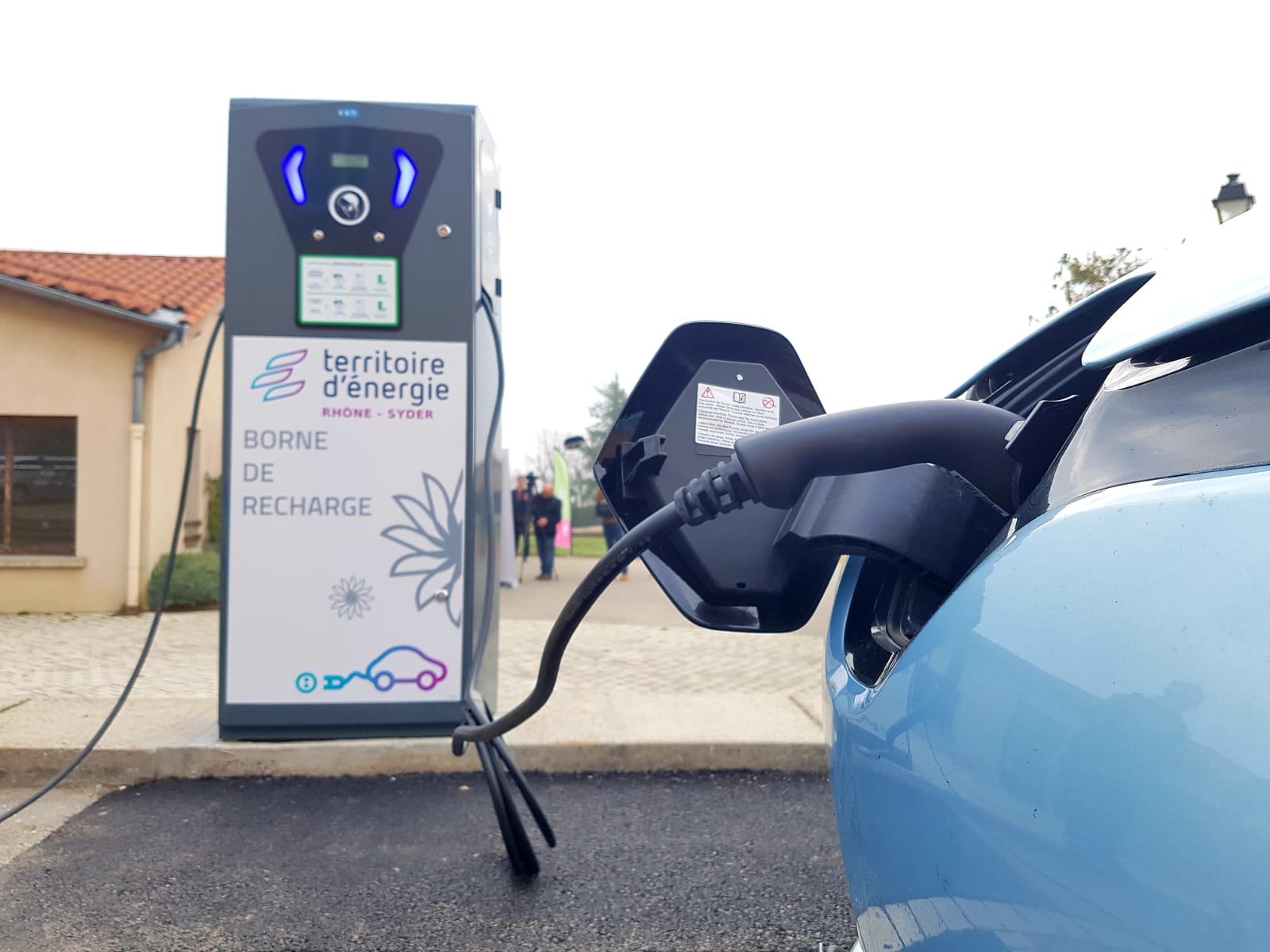 Borne de recharche de véhicule électrique installée à coté de la Mairie