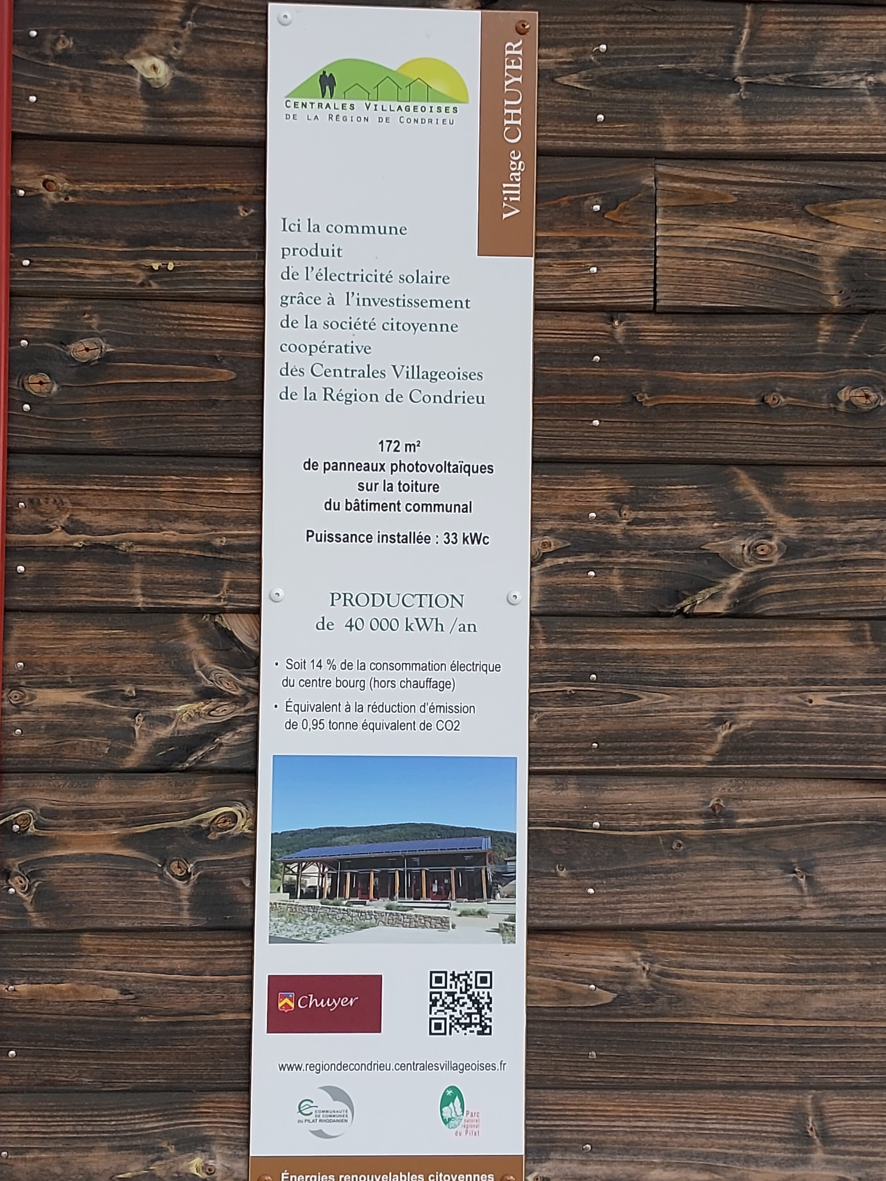 Panneau sur bâtiment communal Chuyer 